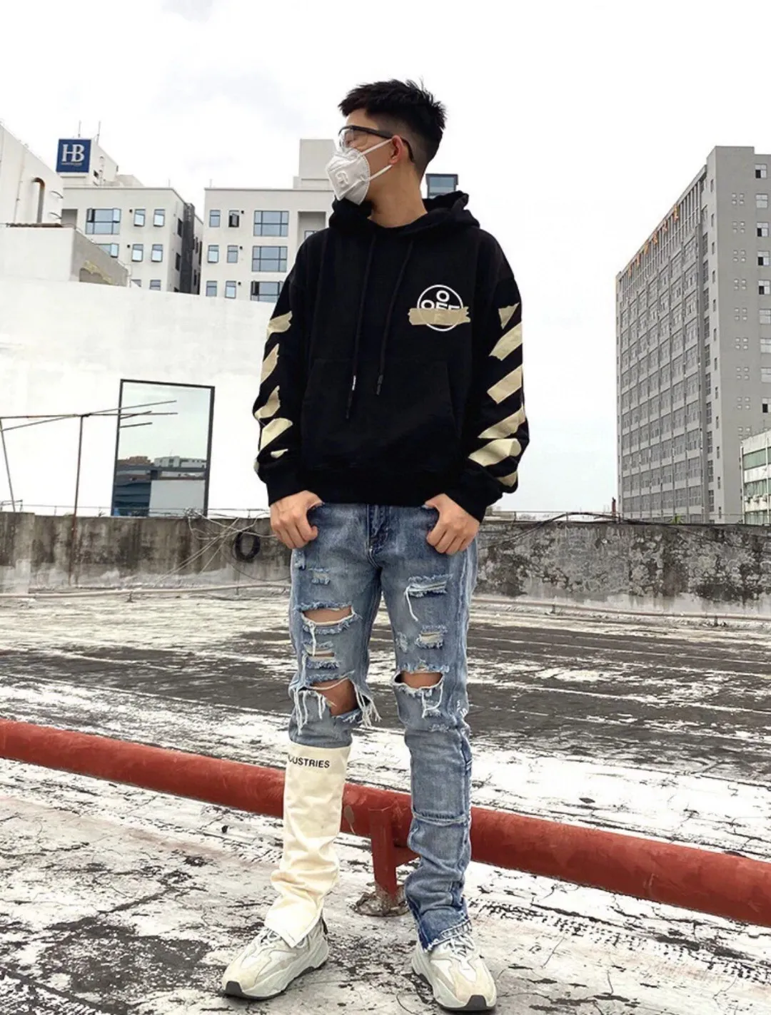 ♻️💯Upper body reference model picture❤️ Spring and Autumn style top tested version OFF WHITE OW hot stamping tape print male and female couple pure cotton loose same style pullover hooded sweatshirt The printing is done on a Japanese-owned Mimaki printing machine, with no edges or burrs. Inkjet heat transfer is hot-pressed and cold-teared, and the high temperature is 180 degrees. The front piece needs to be pressed twice (the second time requires 180kg of air pressure). The transparent fabric is anti-scratch and ironing, and the printing is fog-free. The semi-transparent tape in the front circle can reveal the part of the printing underneath. The golden printing color of the tape is not The flat color and tape printing overlap have different color depths. The wash label is also customized according to the original font. The accessories still use the full line of correct accessories. The rectangular woven collar label design is cancelled. The previous three-dimensional silicone feel font is changed to a fully woven collar label. Fluorescent fonts can be seen on the collar label. The five-link silicone hangtag, three-link washable label and zebra crossing packaging line are still the same. 480g pure cotton terry fabric, a major launch with full drape. A full set of customized accessories, one-to-one mold opening, professional ow. Size: XS-L Size chart